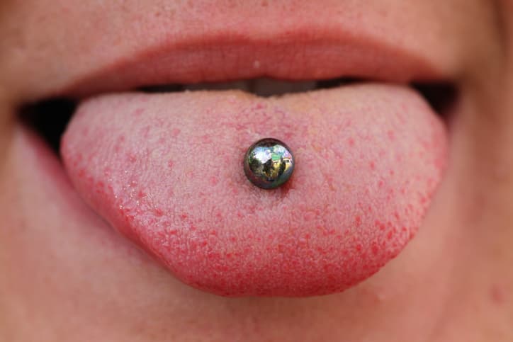 Oral piercing: what are the risks?